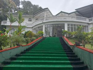 En have udenfor Royal Mount Hotel + 1 billede