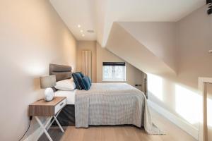 ロンドンにあるHampstead Luxury Flat-Hosted by Sweetstayのベッドルーム1室(ベッド1台、テーブル、窓付)