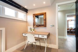 biuro domowe z biurkiem i lustrem w obiekcie Hampstead Luxury Flat-Hosted by Sweetstay w Londynie