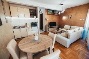 - un salon avec une table et un canapé dans l'établissement Matias Apartment, à Valjevo