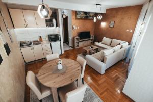 - un salon avec une table et un canapé dans l'établissement Matias Apartment, à Valjevo