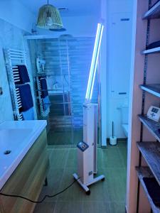 ein Badezimmer mit einem Raum mit Dusche und einer Maschine in der Unterkunft LocBreuillet91 in Breuillet