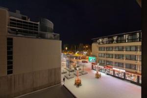 - une vue sur une ville la nuit avec un bâtiment dans l'établissement Huoneisto Rovakatu 27 A7, à Rovaniemi