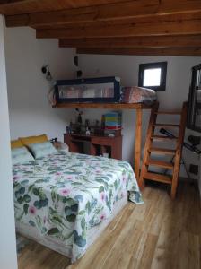 1 dormitorio con cama, escritorio y litera en Casa las montañas de Anaga en La Laguna