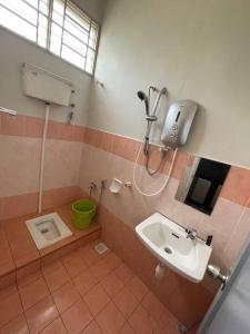 uma casa de banho com um lavatório e um WC em Homestay ShimahJay Telok Mas Melaka em Malaca