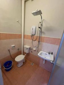 uma casa de banho com um WC e um lavatório em Homestay ShimahJay Telok Mas Melaka em Malaca