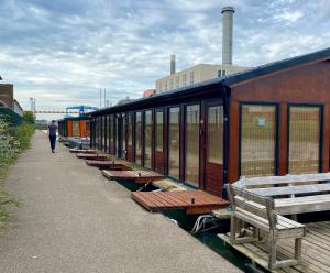 une rangée de bancs à côté d'une gare dans l'établissement Off-Grid Boat Experience - Stay Zero Footprint, à Utrecht