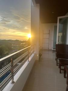 un balcone di un edificio con vista sul tramonto di 2 Bedroom Seaview Lanta Sport Resort 303 a Phra Ae beach