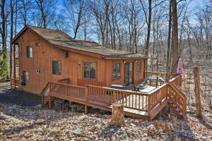 une grande cabine en bois avec une grande terrasse dans l'établissement Poconos Family Home - Near Falls with Resort Perks!, à Bushkill