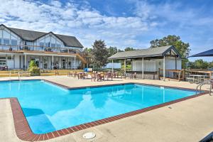 une grande piscine en face d'une maison dans l'établissement Poconos Family Home - Near Falls with Resort Perks!, à Bushkill