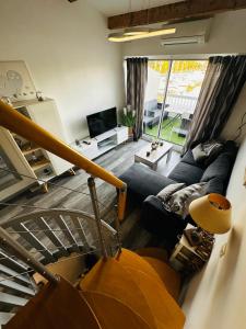 uma sala de estar com um sofá e uma televisão em Duplex sur Marinas Cap d'Agde em Cap d'Agde