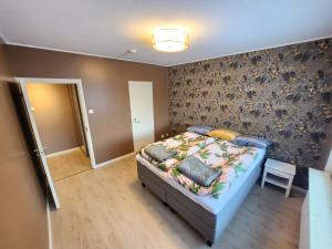 1 dormitorio con cama y pared en Inspiring Apartment near city center, en Mikkeli