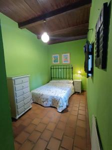 Ένα ή περισσότερα κρεβάτια σε δωμάτιο στο Las Casitas de Higuera
