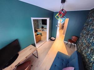 sala de estar con sofá, TV y espejo en Inspiring Apartment near city center, en Mikkeli