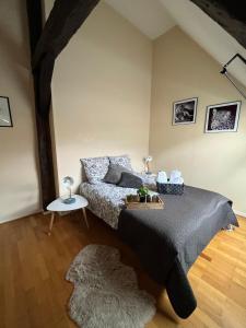 une chambre avec un lit et un canapé dans l'établissement Les Gites d'Albatre, le 44, à Dieppe