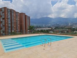 בריכת השחייה שנמצאת ב-Apartment Medellinsabaneta near metro station או באזור
