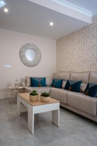 een woonkamer met een bank en een tafel bij Reina Aixa- Apartamento Centro in Granada