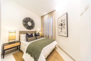 1 dormitorio con cama y espejo en la pared en CASONA 6 LUNAS APART Ba-BA1, en Marbella