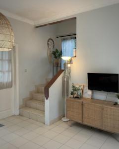 CinengangirangThe Pinewood House Villa Kota Bunga by Citrus House的一间带楼梯和平面电视的客厅