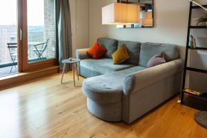 een woonkamer met een bank en een tafel bij Gorgeous 2BR Apartment with City Views in Leeds