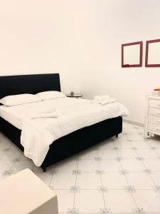 サレルノにあるDimora dei Mercantiのベッドルーム(大型ベッド1台、テーブル付)