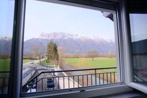 una finestra con vista sulle montagne di Évasion Savoyarde, Entre lacs et montagnes 