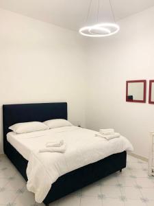 サレルノにあるDimora dei Mercantiの白いベッドルーム(白いシーツを使用した大型ベッド1台付)