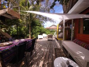 un patio con mesa y sillas en una terraza en Casa Encantada Guest House en La Aguada