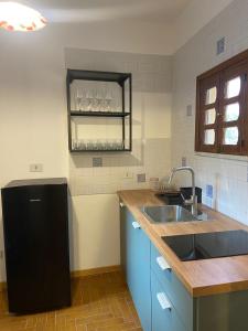 - une cuisine avec un évier et un comptoir dans l'établissement Cortile Cascino Home, à Palerme