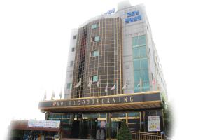 Un edificio con un cartel que dice "monitoreo de brotes de alimentos". en Hotel Good Morning, en Ulsan