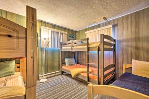 Zimmer mit 2 Etagenbetten in einem Haus in der Unterkunft Fresh and Retro Chalet Fire Pit, 4 Min to Gore Mtn in North Creek