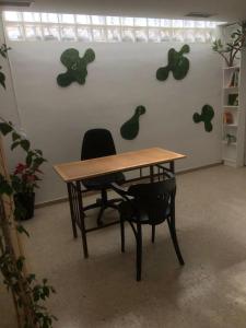 1 mesa y 2 sillas en una habitación en Urban rest zone and coworking, en Arrecife