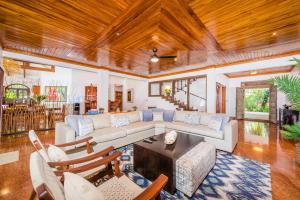 タマリンドにあるBlue Jewel Oceanfront Private Villaのソファとテーブルのあるリビングルーム