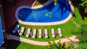 una vista aérea de una piscina en un patio en Blue Jewel Oceanfront Private Villa, en Tamarindo