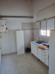 グアレグアイチュにあるMonoambiente Gualeguaychúのキッチン(白い冷蔵庫、シンク付)