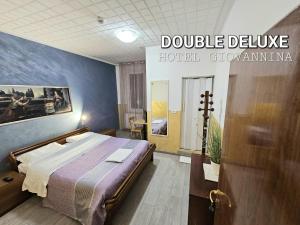 una camera con un letto in una stanza con una porta di Hotel Giovannina a Mestre