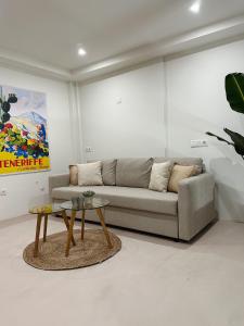 a living room with a couch and a table at Fantástica vivienda situada el el corazón del Puerto de la Cruz in Puerto de la Cruz