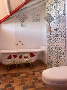 La salle de bains est pourvue d'une baignoire et de toilettes. dans l'établissement La Puerta, à Duitama