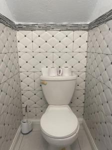 La salle de bains est pourvue de toilettes blanches. dans l'établissement Beautiful 3-Bed House in Saint Catherine Portmore, à Central Village