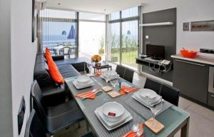 TV a/nebo společenská místnost v ubytování Bahia & Ocean Views - Holiday Club Deluxe Private Suite