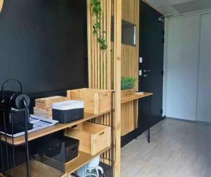 卢尔德[L’Écrin] Studio equipé avec vue panoramique的架子上设有木箱的房间