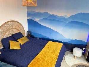 een slaapkamer met een muurschildering van bergen aan de muur bij [L’Écrin] Studio equipé avec vue panoramique in Lourdes