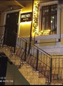 Una escalera que conduce a una puerta delantera con luces de Navidad en Friends Hostel en Chişinău