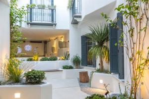 a courtyard with potted plants in a building at CASONA 6 LUNAS APART Ba-BA1 in Marbella