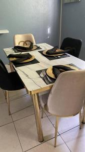 stół z krzesłami i kapeluszami na górze w obiekcie 1 Cozy Bedroom Apartment w mieście Kingston