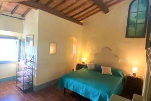 a bedroom with a green bed in a room at Casa tranquilla colonica toscana vicino a Firenze in Seano