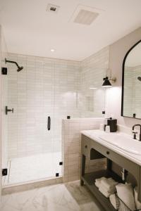 baño blanco con ducha y lavamanos en Homestead Resort, en Midway