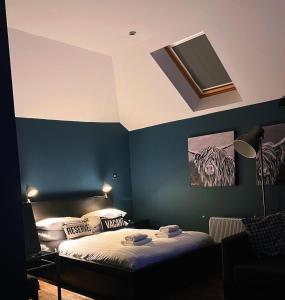 um quarto com duas camas e um tecto em Stable Yard Rooms em Richmond