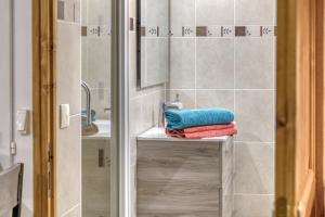 uma casa de banho com um lavatório e uma toalha no balcão em Studio "Cosy" hyper centre em Saint-Gervais-les-Bains