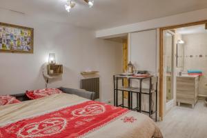 a bedroom with a bed and a bathroom with a sink at Studio "Cosy" hyper centre in Saint-Gervais-les-Bains